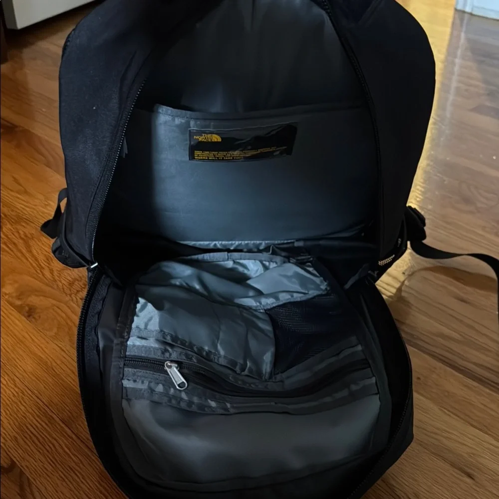 The North Face Black Men’s Backpack - Sleek Everyday Carry